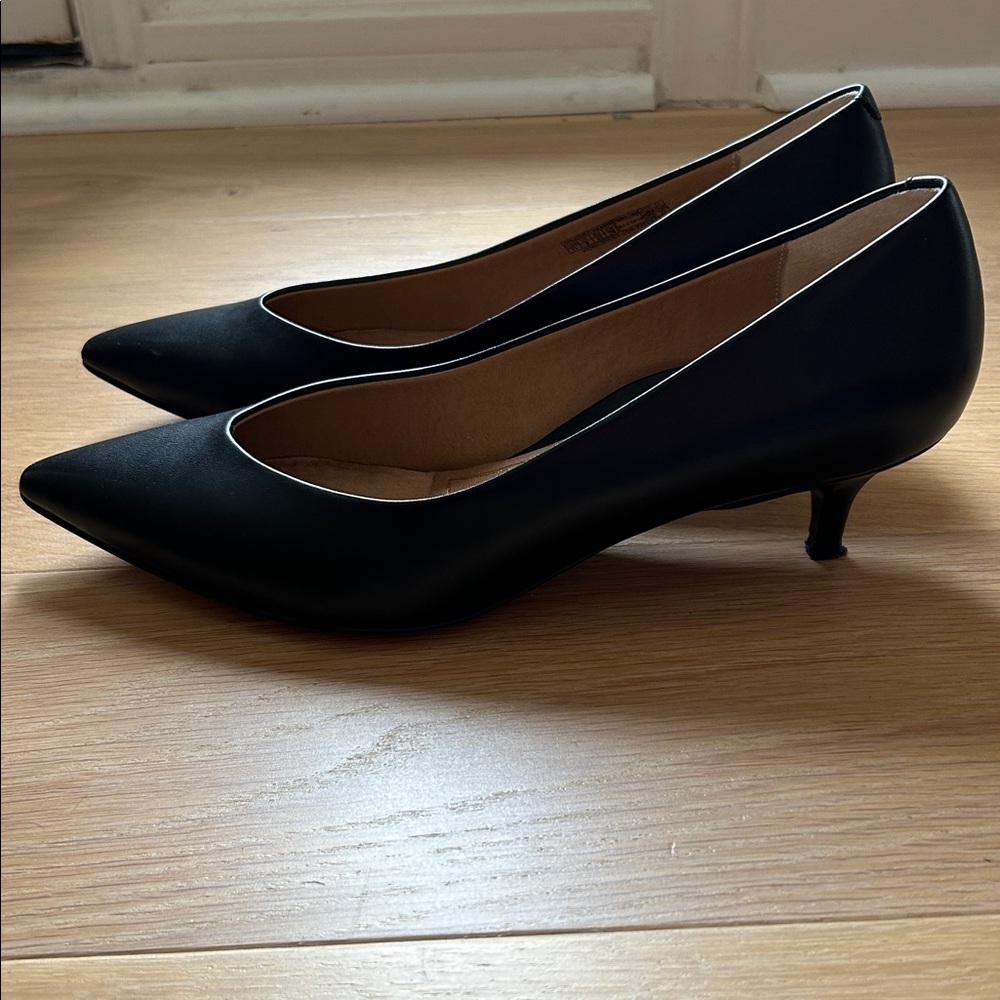 Vionic Black Pointed Heels - Picture 5 of 6